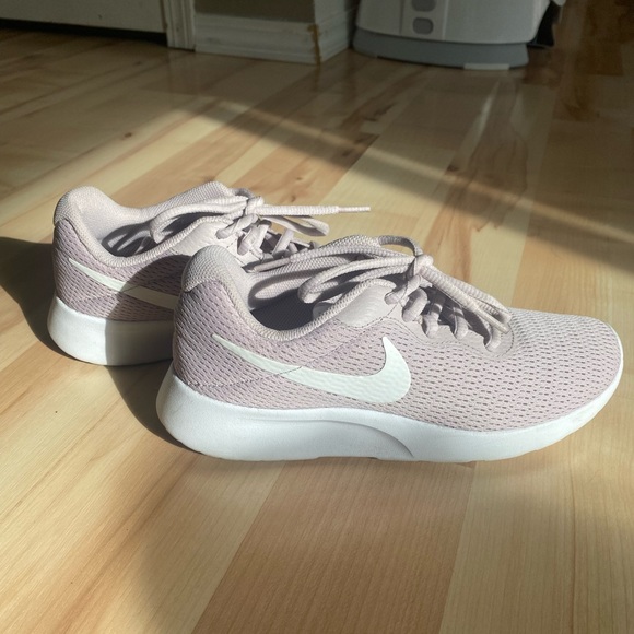 Nike Shoes - *SOLD* Women’s Nike Shoes (size 6)